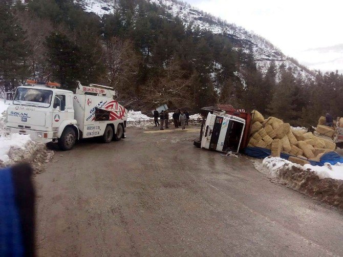 Saman Yüklü Kamyon Devrildi, Yol Trafiğe Kapandı