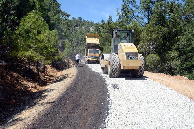 Büyükşehir Ekipleri, Bin 400 Km Köy Yolunu Asfaltladı