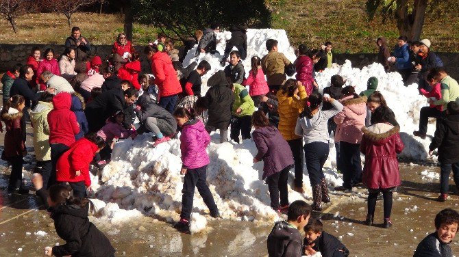 Öğrencilere Okulda Kar Sürprizi