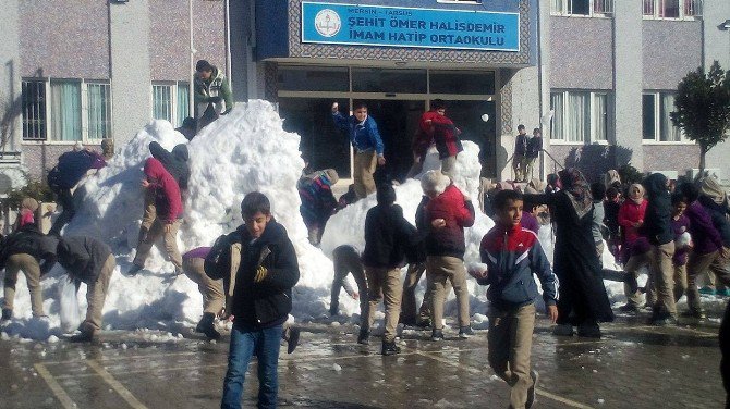 Tarsus’ta Öğrencilerin Kar Sevinci