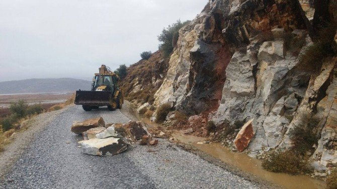 Serçin Kışlak Yoluna Dev Kayalar Yuvarlandı