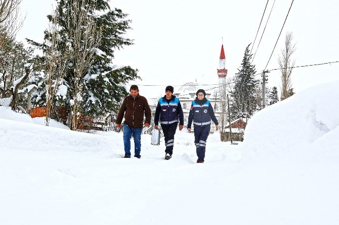 2 Metre Karda, Hasta Yaşlı Adamın İmdadına Koştular