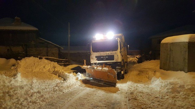 Ankara Büyükşehir’in Çevre İlçelerdeki Karla Mücadelesi Devam Ediyor