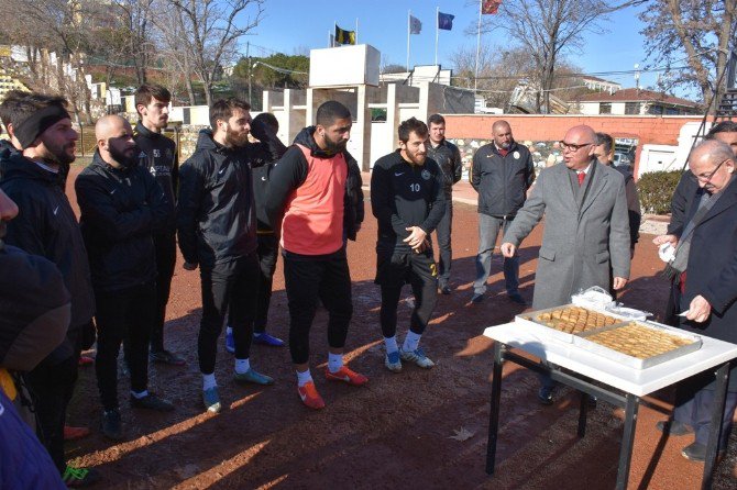 Başkan Eşkinat’tan Tekirdağsporlu Futbolculara Baklava Dopingi