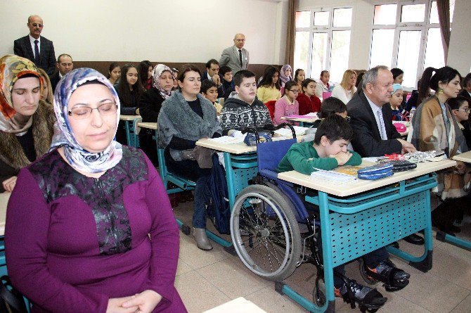 175 Bin Öğrenci Gözlerini Aynı Anda Kapadı