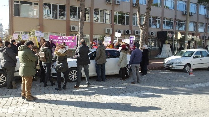 Burhaniye’deki Kadın Cinayeti Davası Ertelendi