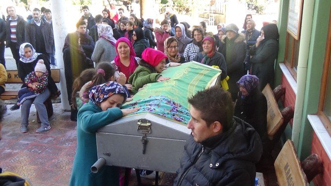 Eşi Tarafından Bıçaklanarak Öldürülen Kadın Son Yolculuğuna Uğurlandı