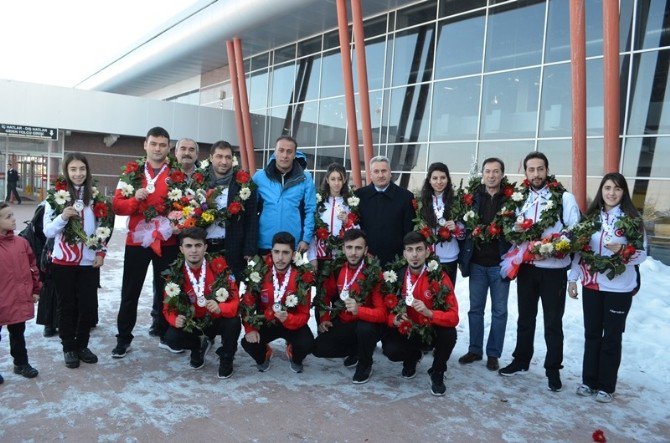 Curling Milli Takımına Coşkulu Karşılama