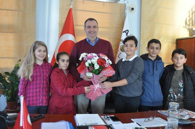 Ayvalık’ta Kent Konseyi Çocuk Meclisi’nden Başkan Gençer’e Ziyaret