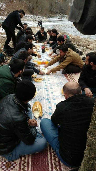 Şemdinli’de Kış Ortası Piknik Keyfi