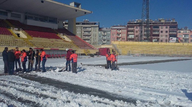 İnönü Stadı’nda Kar Temizliği