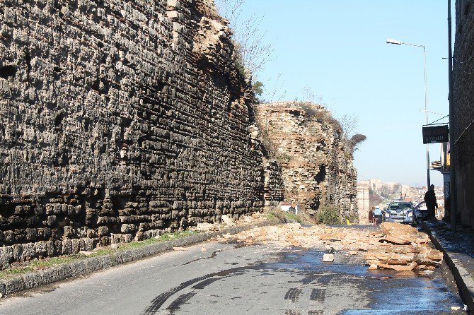 Sulukule’de Surlar Servis Aracının Üzerine Düştü