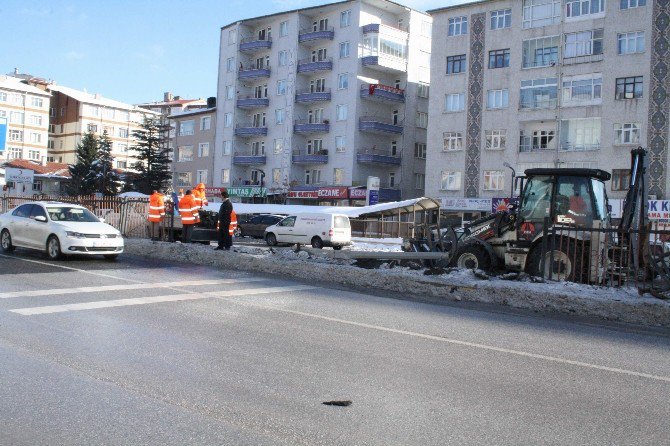 Trafik Kazası Sonrasında Hasar Gören Çitlerin Onarımı Yapılıyor