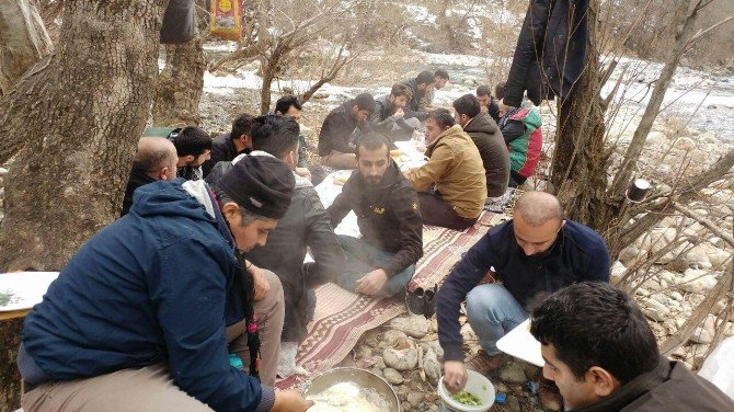 Şemdinli’de Kış Ortası Piknik Keyfi