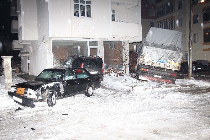 Kar Ve Buzlu Yolda Kayan Kamyon Panik Yaşattı