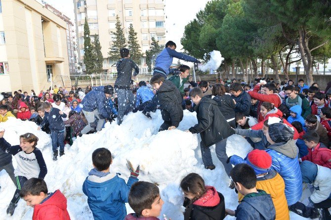 Konyaaltı’nda Okul Bahçesinde Kar Heyecanı