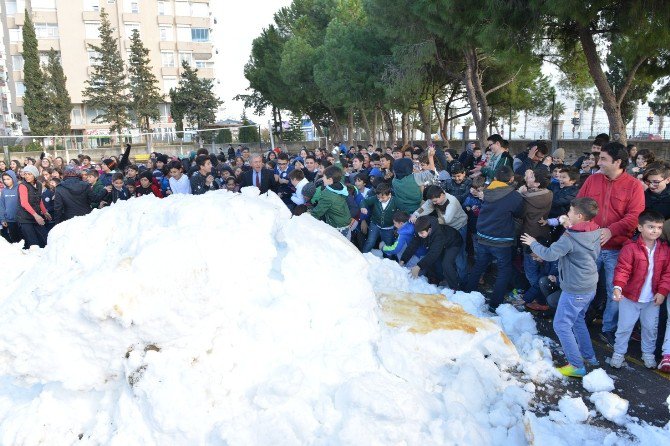 Konyaaltı’nda Okul Bahçesinde Kar Heyecanı