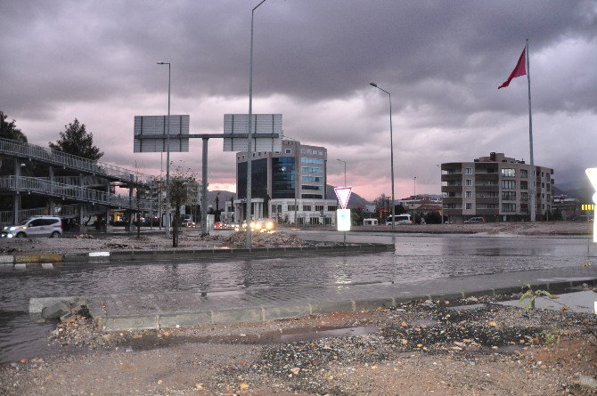 Milas-bodrum Karayolunu Su Bastı