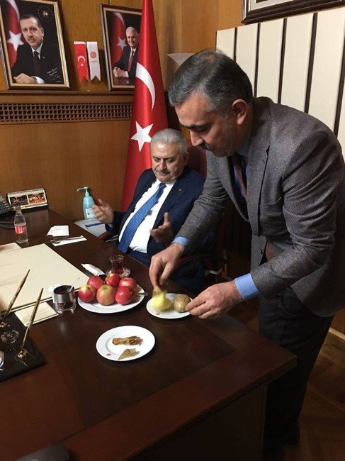 Milletvekili Özegen, Başbakan Yıldırım’a Patates İkram Etti