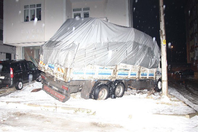 Kar Ve Buzlu Yolda Kayan Kamyon Panik Yaşattı