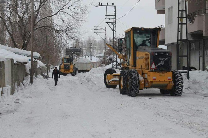 Tutak Belediyesi Kar Temizleme Çalışmalarına Başladı