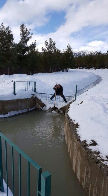 Korkuteli Sulama Barajını Buz Tuttu