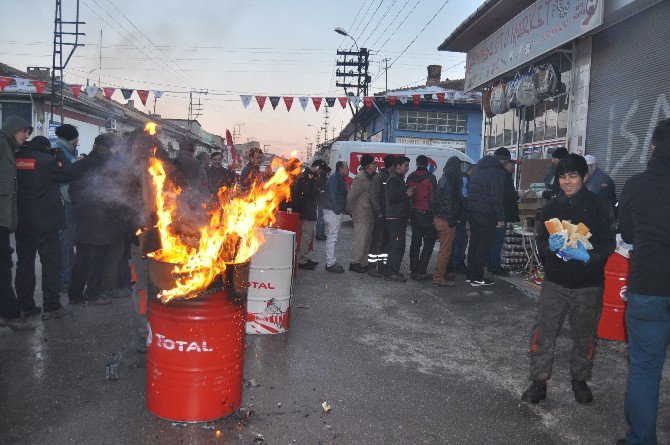 Esnaftan Yüzlerce Kişiye Sucuk Ekmek İkramı