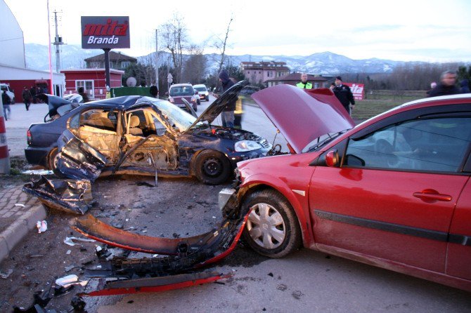 Kocaeli’de Trafik Kazası: 4 Yaralı