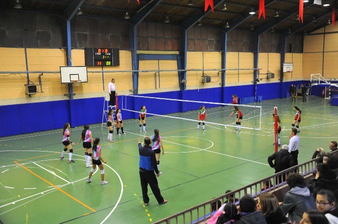 İdmanyurdu Spor Voleybol Yıldız Kızlar Takımı Galibiyetle Başladı