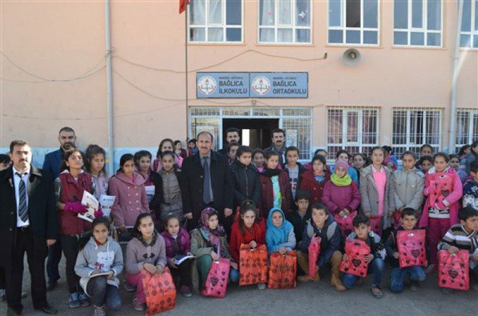 Köy Okulundaki Öğrencilere Anlamlı Hediye