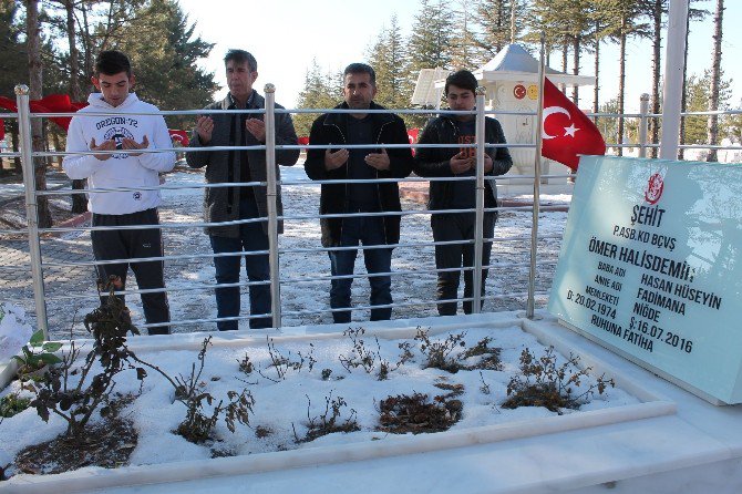 Polis Özel Harekat Adayları Ömer Halisdemir’in Kabrini Ziyaret Ediyor