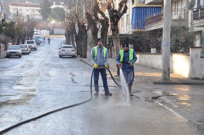 Salihli’de Cadde Ve Sokaklar Temizleniyor