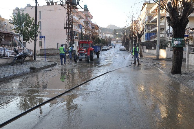 Salihli’de Cadde Ve Sokaklar Temizleniyor