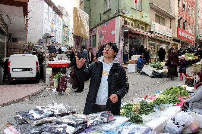 Kazak Öğrenci, Kazak Satarak Okuyor