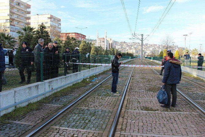 Tel Örgünün Üzerinden Atlayan Gence Tramvay Çarptı