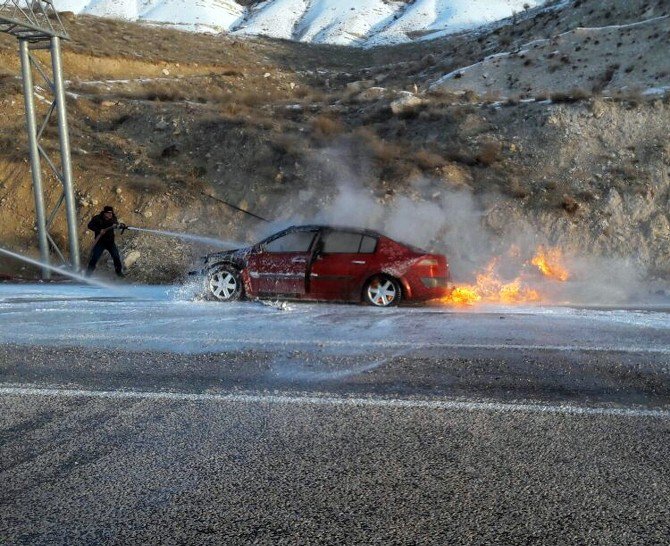 Seyir Halindeki Otomobil Alev Alev Yandı