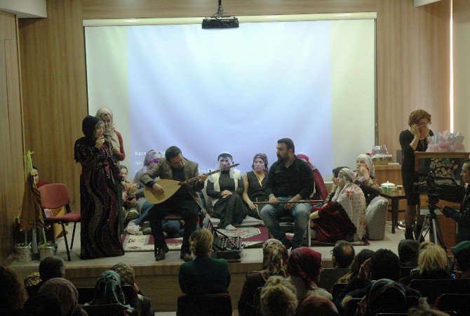 Ev Hanımları Sergiledikleri Tiyatroda Usta Oyunculara Taş Çıkardı