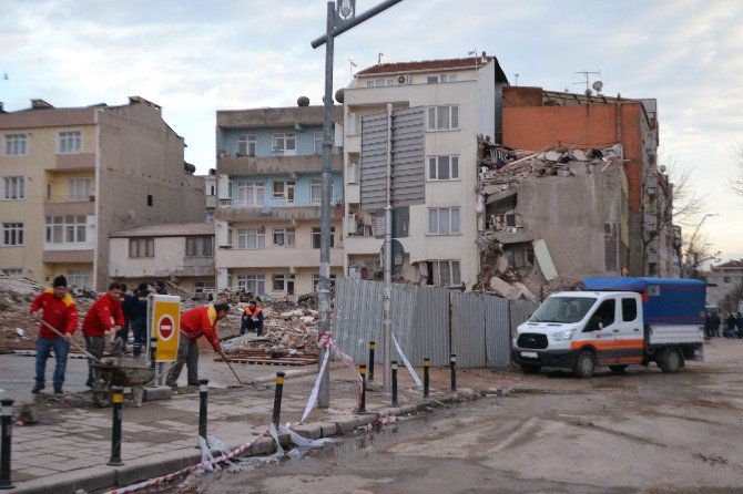 Çöken Binanın Enkazı Caddeden Kaldırıldı