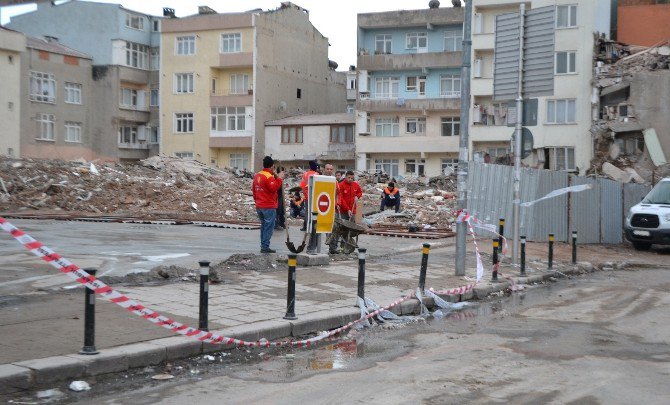 Çöken Binanın Enkazı Caddeden Kaldırıldı