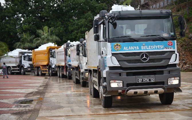 Alanya’da Denize Sıfır Kartopu Savaşı