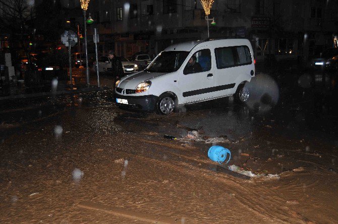 Çanakkale’de Etkili Olan Yağmur Su Baskınlarına Neden Oldu