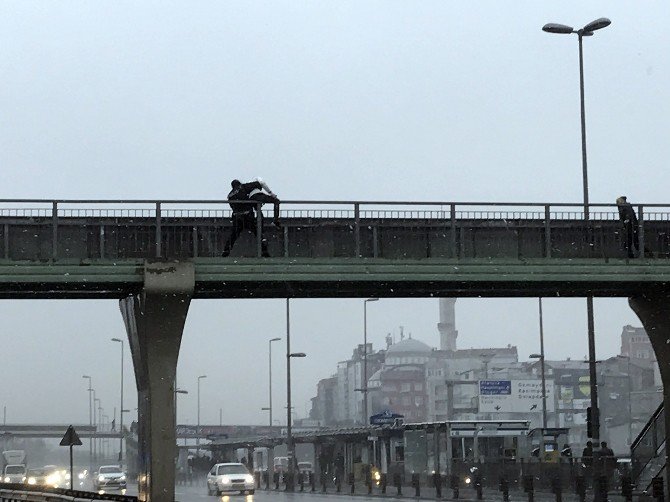 Metrobüs Üst Geçidinde İntihara Kalkışan Genci Polis Böyle Kurtardı