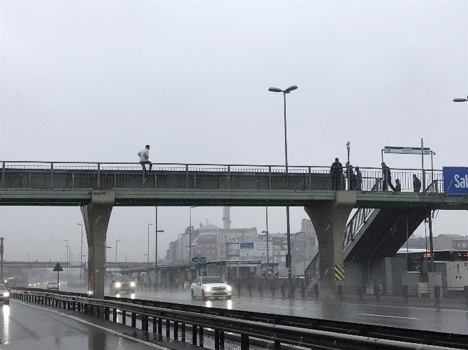 Metrobüs Üst Geçidinde İntihara Kalkışan Genci Polis Böyle Kurtardı