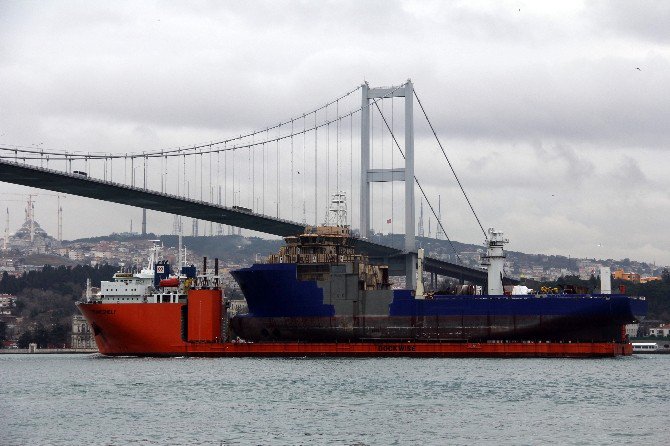 İstanbul Boğazı’nda İlginç Görüntü