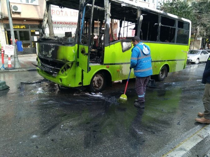 Otobüs Yangının Ardından Yolu Temizlik Görevlileri Temizledi