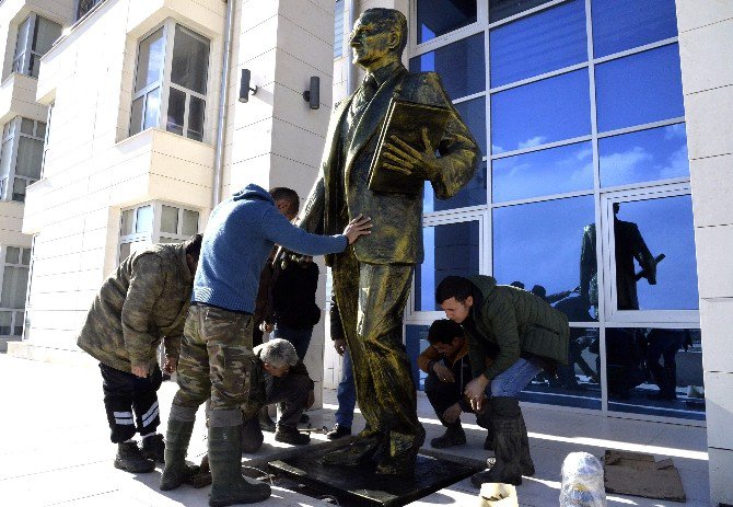 Silifke Adalet Sarayı’na 3 Metrelik Atatürk Anıtı