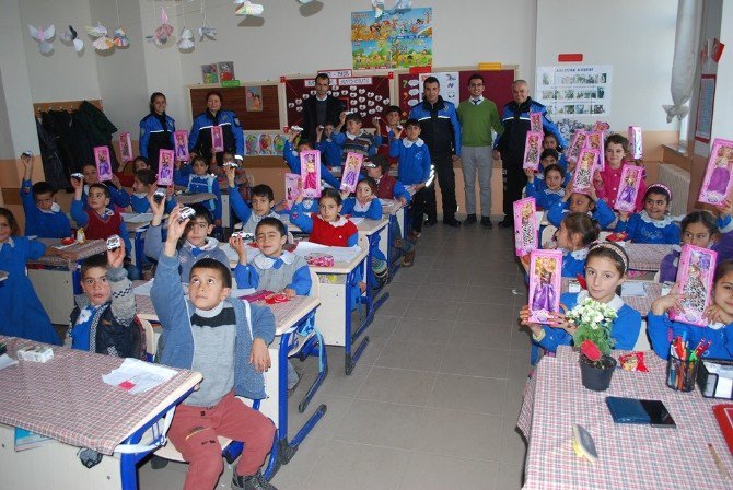 Ağrı’da Oyuncak Silah Teslim Eden Çocuklara Araba Ve Bebek