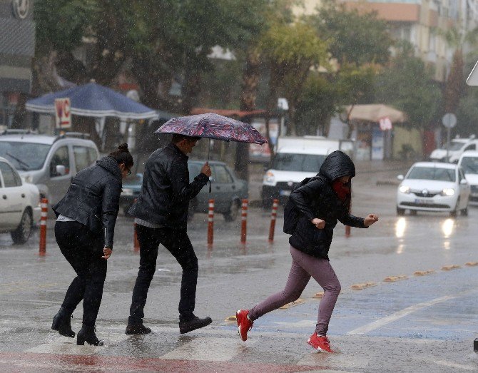 Antalya Sağanak Yağışa Teslim