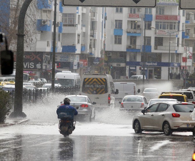 Antalya Sağanak Yağışa Teslim