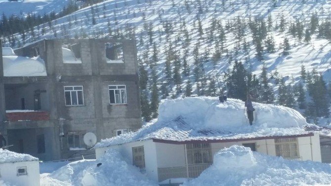 Anamur’da Yayla Evlerinin Çatıları Kara Dayanamadı